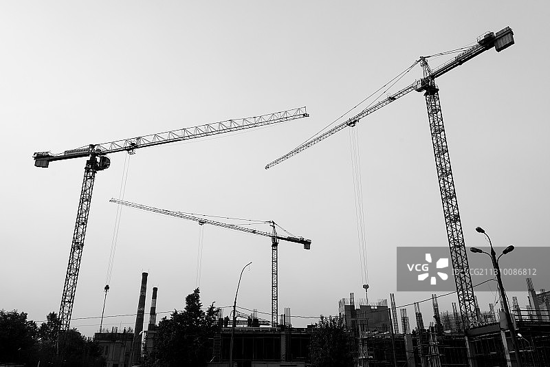 仰视角度拍摄：俄罗斯天空下的起重机图片素材