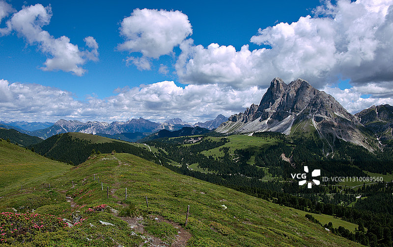 意大利南蒂罗尔富内斯山脉风光图片素材