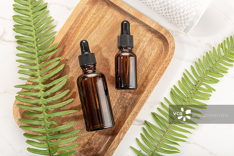 桌子上的瓶子和树叶特写图片素材