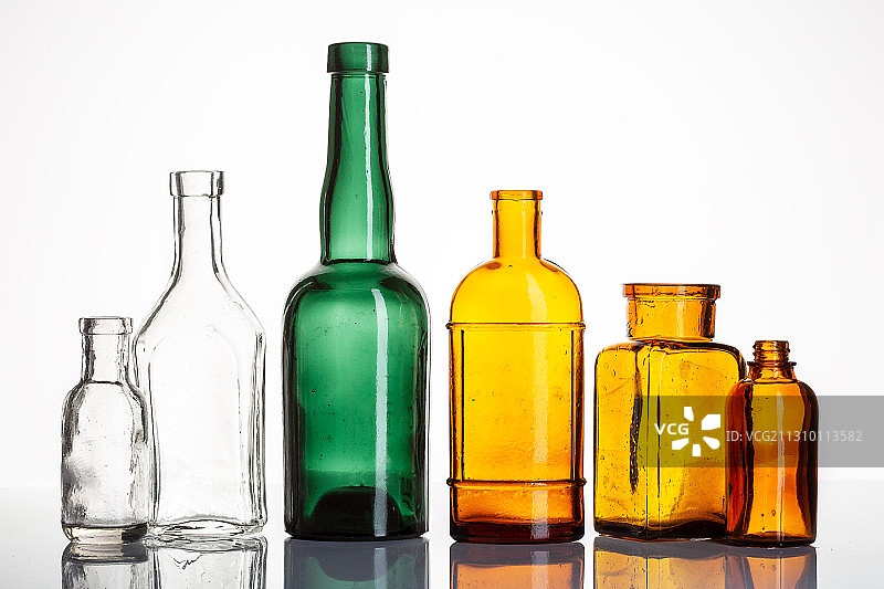 白色背景下的瓶子特写图片素材