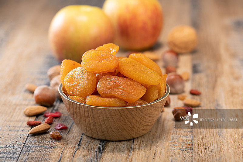 桌上碗里的水果特写图片素材