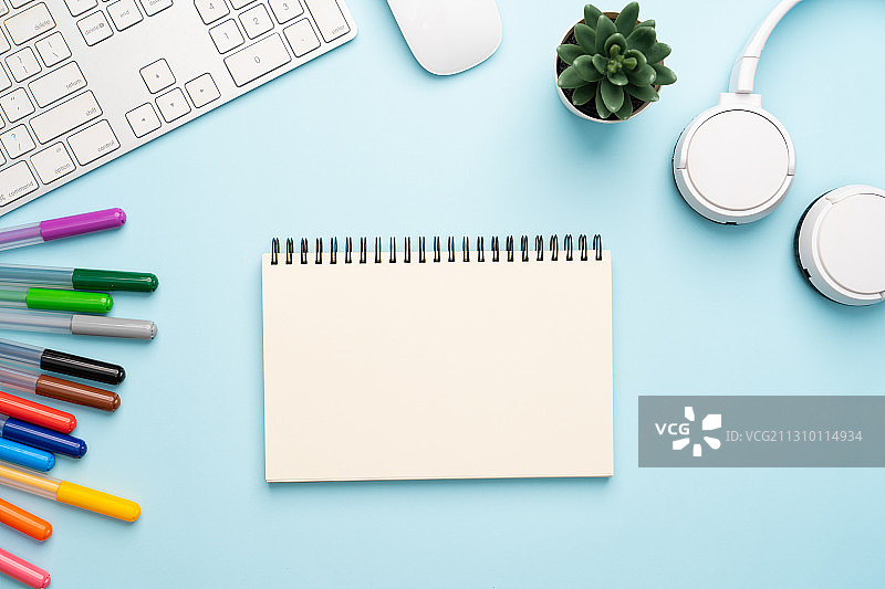 蓝色背景上的办公用品俯视图图片素材