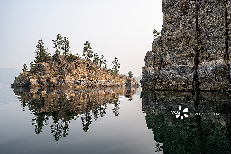 美国华盛顿州富兰克林·罗斯福湖岩层海景图片素材