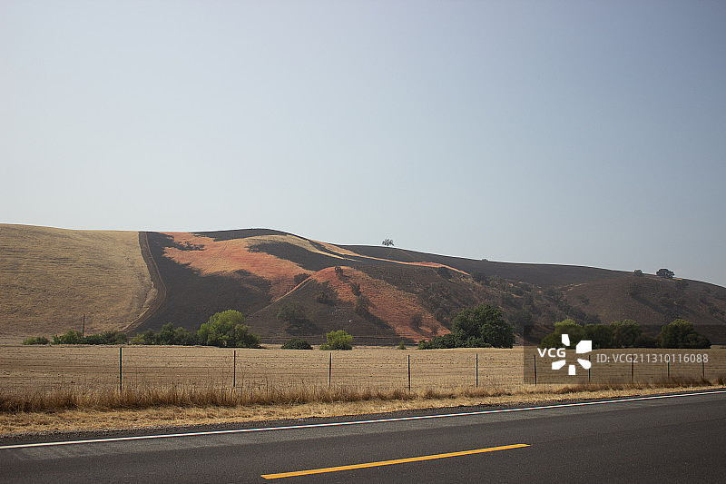 门多西诺国家森林的空旷山路，美国加利福尼亚州图片素材