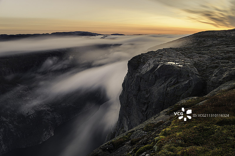 挪威桑内斯市谢拉格山日落时分山脉风光图片素材