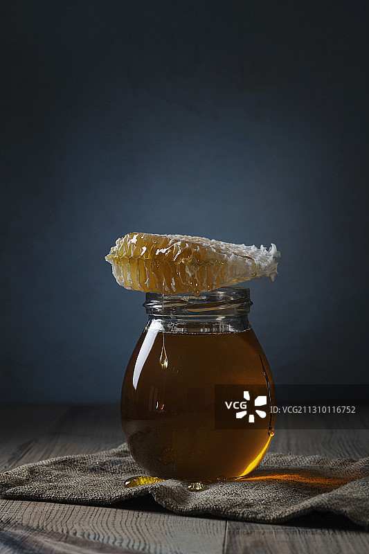 桌上蜂蜜罐特写图片素材