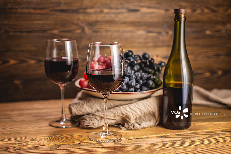 桌上的葡萄酒杯和葡萄酒特写图片素材