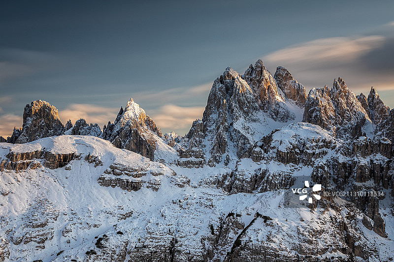 日落时白雪皑皑的山峰图片素材