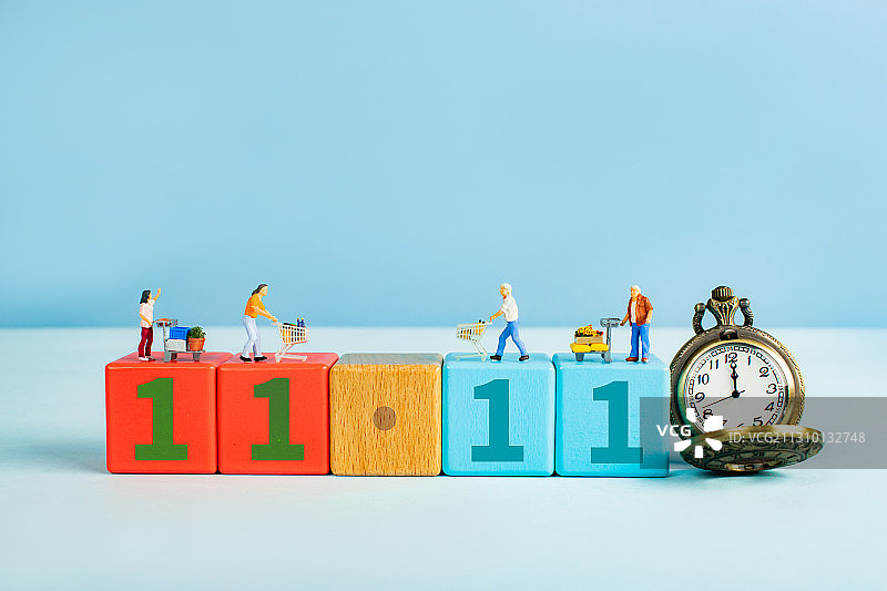 双十二双十二购物节人群在网络购物支付图片素材