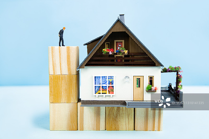 房地产积木商务人士思考焦虑中年危机买房限购房贷房地产图片素材