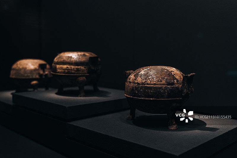 马王堆汉墓云纹漆鼎图片素材