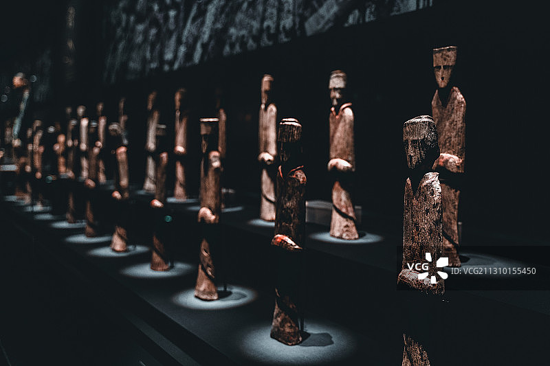 马王堆汉墓雕衣女侍俑图片素材