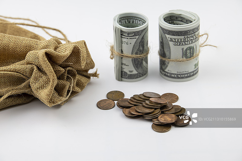 白色背景中放着美元和钱袋图片素材