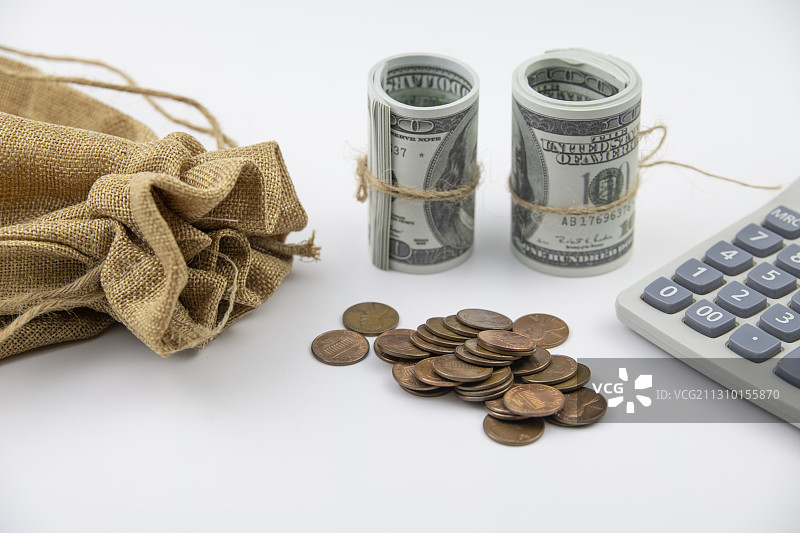 白色背景中放着钱贷和美元图片素材
