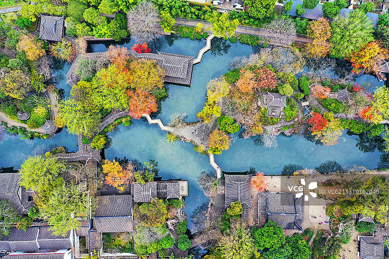 苏州园林拙政园的中花园荷风四面亭,远香堂,香洲,小飞虹的秋色图片素材