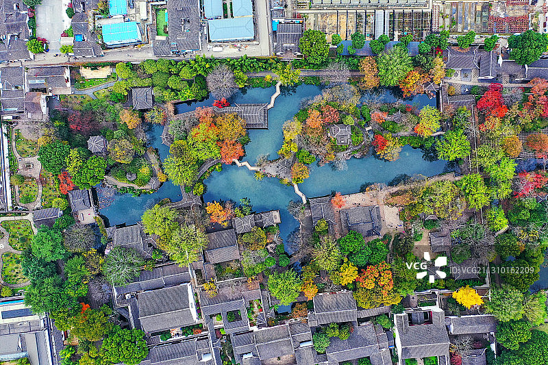 苏州园林拙政园秋色风光的航拍全景图片素材