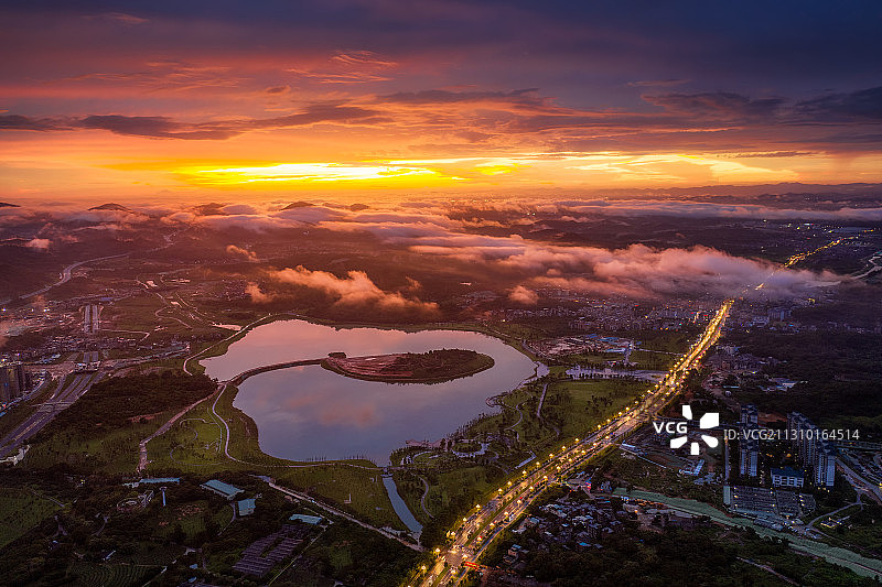 云下九龙湖图片素材