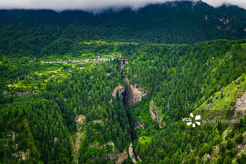 中国西藏日喀则吉隆县吉普大峡谷铁索桥图片素材