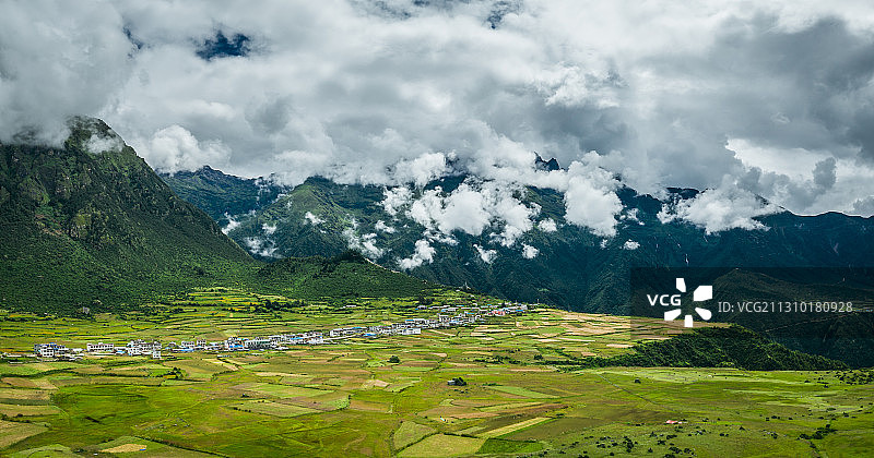 中国西藏日喀则吉隆乃村田园自然风光图片素材