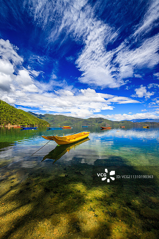 中国云南丽江泸沽湖女神湾船只自然风光美景图片素材