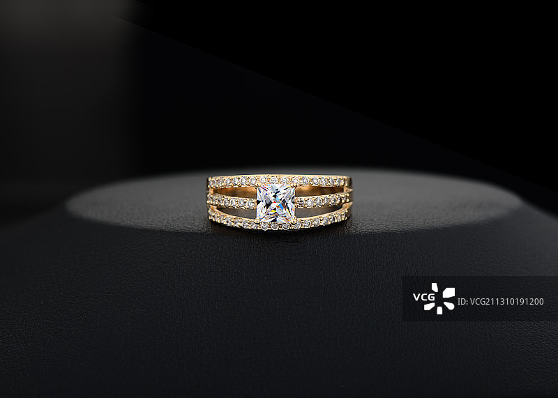 珠宝 首饰 耳环 钻石 玫瑰金图片素材