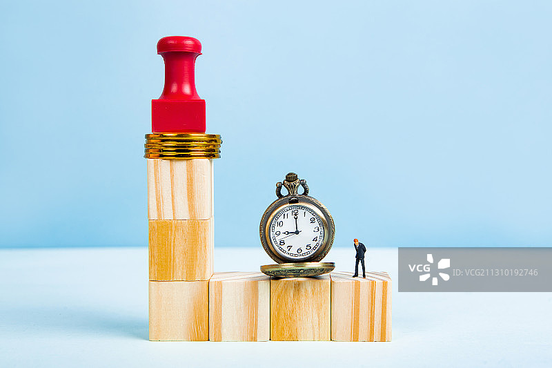 积木上印章商务人士思考股票市场监管图片素材