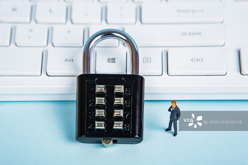 计算机键盘前思考网络安全的商务工程师图片素材