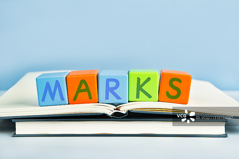 书本上积木单词marks做标记书签记号图片素材