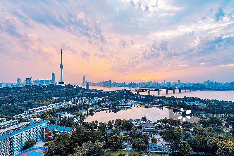 中国湖北武汉龟山电视塔和长江大桥清晨的彩霞图片素材