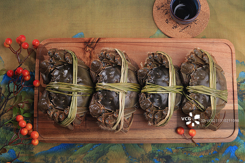 室内拍摄精美餐具的螃蟹图片素材