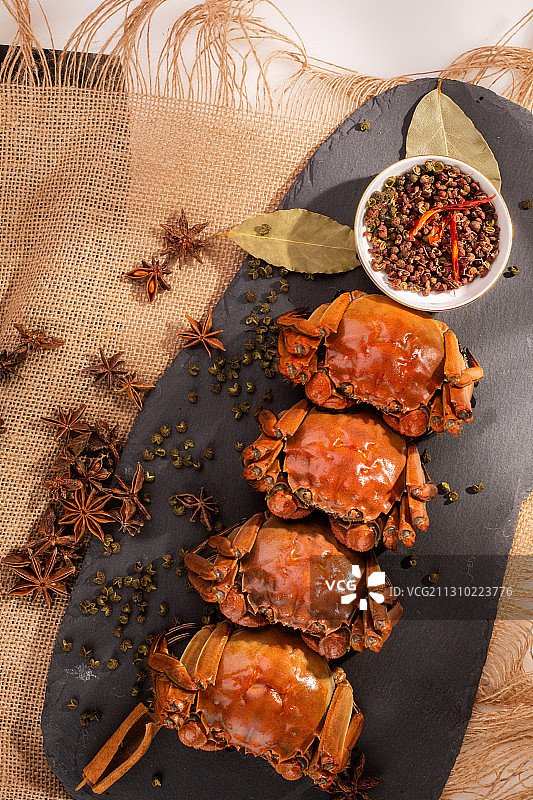 各种香料腌制好的醉蟹以及蟹黄即食产品图片素材