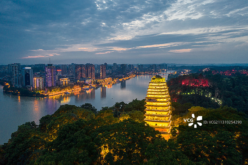 乐山夜色+四川省乐山市市中区乐山大佛风景区图片素材