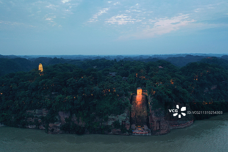孤山明灯+四川省乐山市市中区乐山大佛风景区图片素材