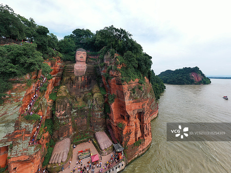 镶嵌在悬崖上的大佛+四川省乐山市市中区乐山大佛风景区图片素材