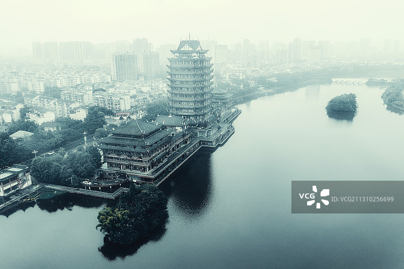 雨雾中的远景楼+四川省眉山市东坡区东坡湖图片素材