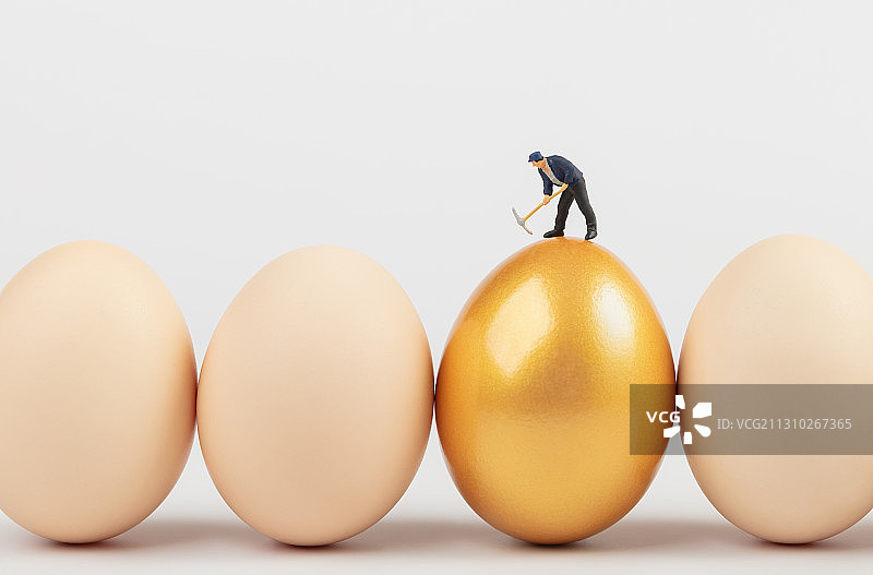 迷你场景开奖抽奖敲金蛋的工人图片素材