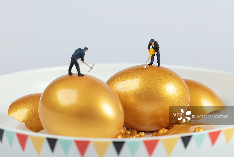 迷你场景开奖抽奖敲金蛋的工人图片素材