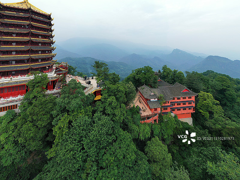 坐山望远+四川省成都市都江堰市青城山旅游区图片素材