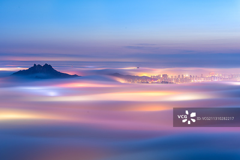傍晚时分午山拍平流雾图片素材
