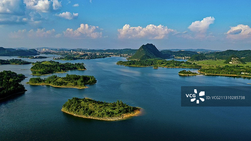 夏季的湖中小岛图片素材