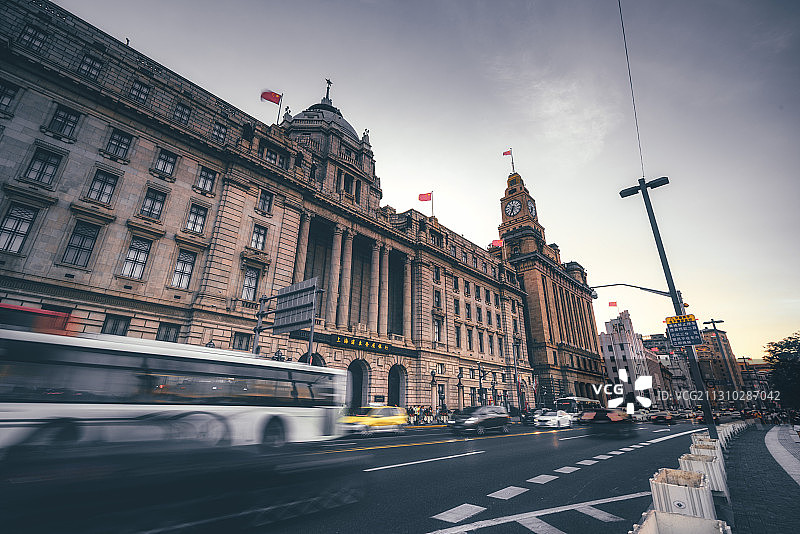 车水马龙+上海市黄浦区外滩图片素材