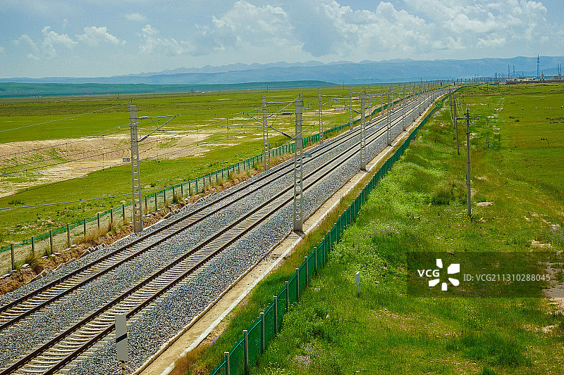 电气化青藏铁路线（青海湖畔）图片素材