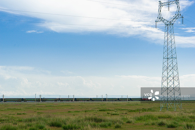 青海湖畔的电气化青藏铁路线和特高压输电塔图片素材