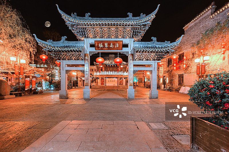 夜幕下的东关戏台+东关街（扬州）图片素材