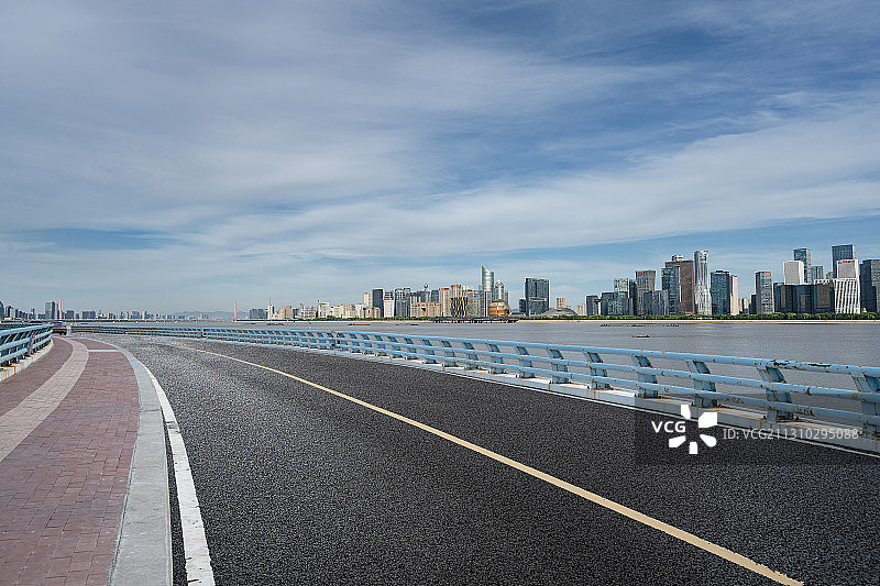 钱塘江畔的柏油路及对岸的杭州新城图片素材