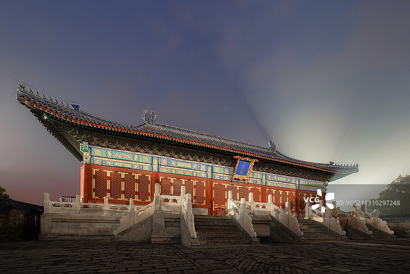 北京市天坛公园古稀门皇乾殿夜景照明图片素材