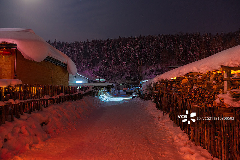 夜色中的雪乡图片素材