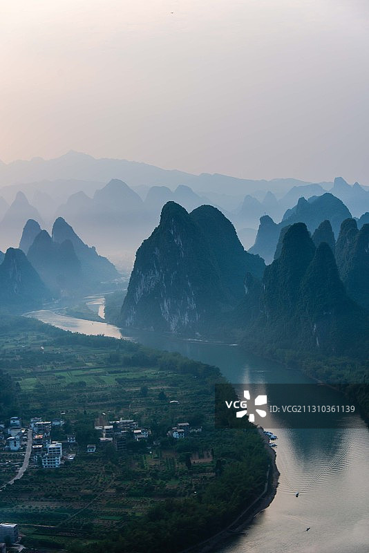 轻舟已过万重山图片素材