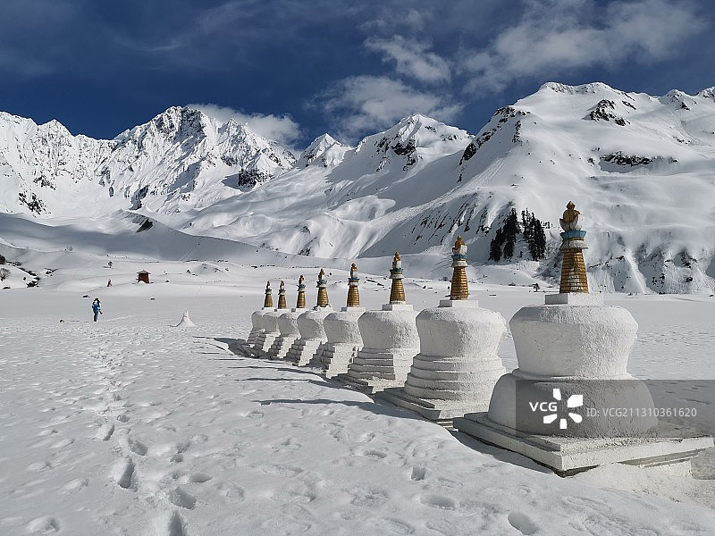 BELIEF under Snow Mountain图片素材