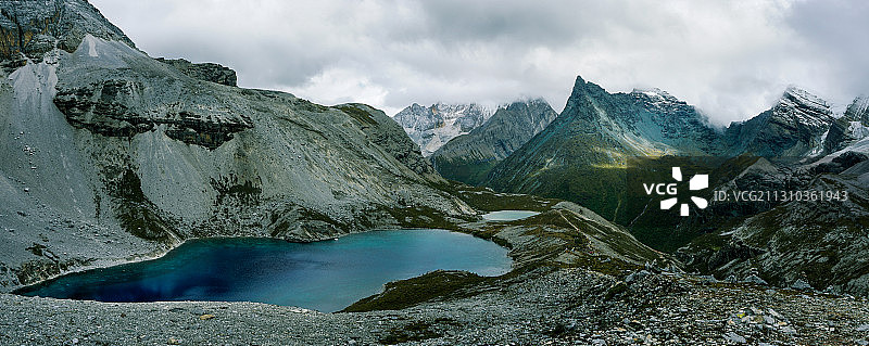 稻城亚丁五色海，雪山环绕，湖水湛蓝清澈图片素材